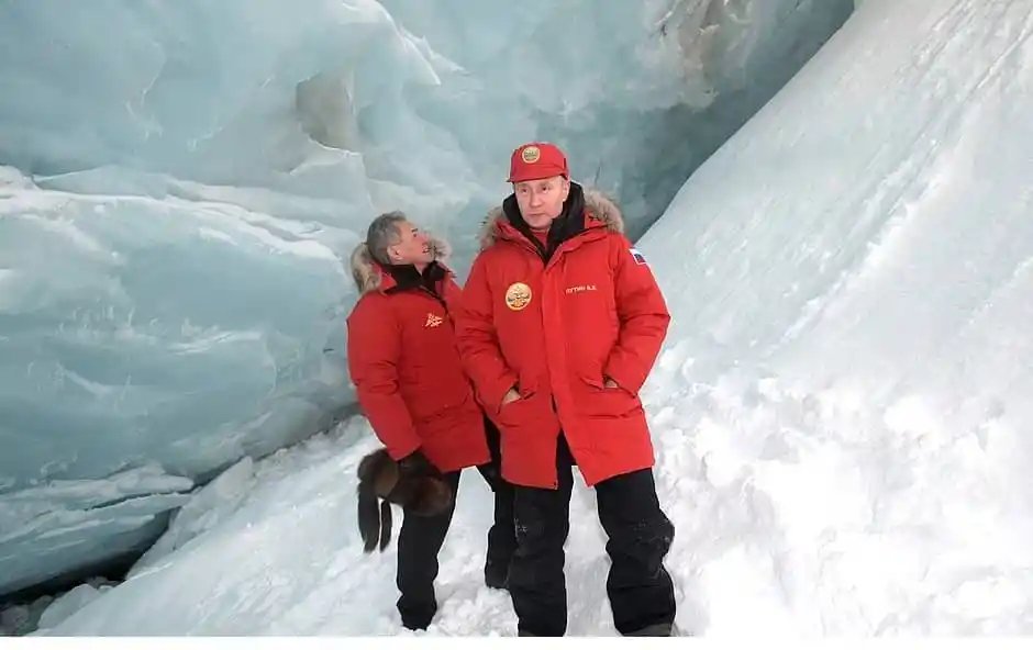 anahaber_tr's tweet photo. 🔴 Putin, Alaska topraklarının ABD'ye satışının gayri meşru olduğunu ilan eden bir kararname imzalamaya hazırlanıyor.

ABD, toplam 1.518.800 km² toprak büyüklüğüne sahip ve Arktik jeopolitiğinde kritik öneme haiz olan Alaska'yı 30 Mart 1867 tarihinde yalnızca 7,2 milyon dolara Rus İmparatorluğu'ndan satın almıştı.
