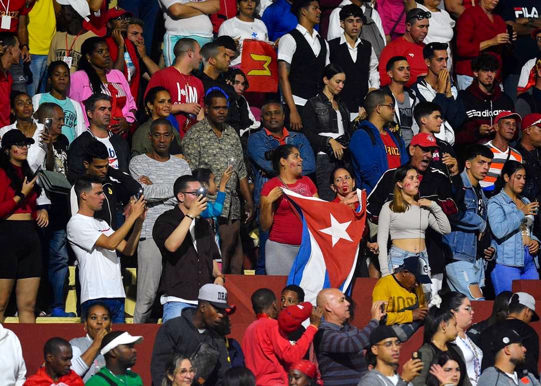 ¡Felicidades matanceros, campeones de la II Liga Élite del Béisbol Cubano!

El “Victoria de Girón” a toda capacidad. Niñas y niños quieren ser peloteros, el pueblo celebra y se abraza. 

Gracias cocodrilos. Otra página de gloria para la épica beisbolera de #Matanzas.