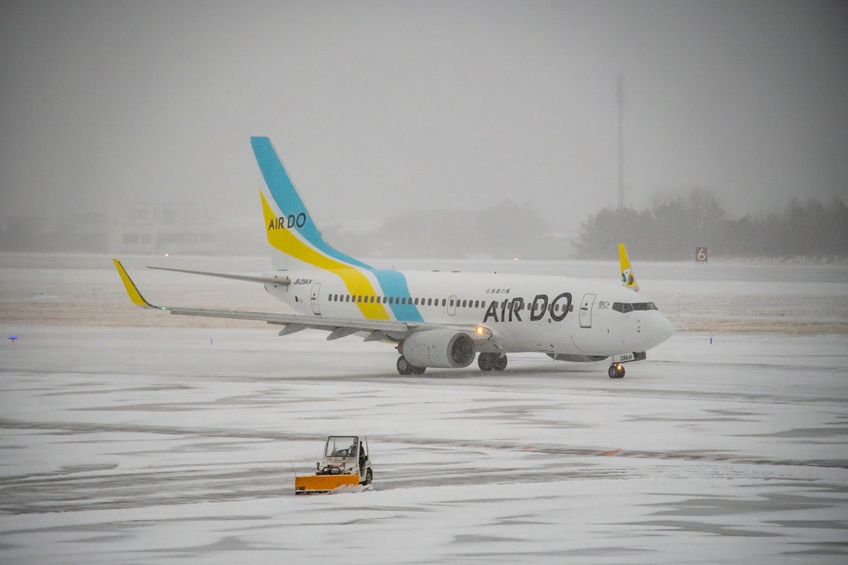 2024/1/21  RJCH
Boeing 737-781  JA09AN
ADO127  RJGG→RJCH

滑走路除雪の上空待機明け一発目で降りてきたB3。RWY上の雪を巻き上げて豪快な着陸シーンを見ることができました。