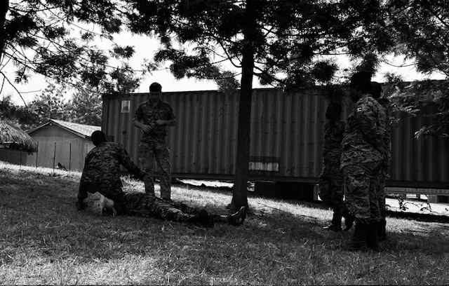 BPST_A's tweet image. 2/2 The last phase of this  🇬🇧 BPST(A) supported training to the #Uganda People’s Defence Force (🇺🇬 UPDF) will see those trained deliver two Team Medic courses to two additional teams of 1️⃣3️⃣ soldiers per team.

#StrongerTogether #UKCSSF