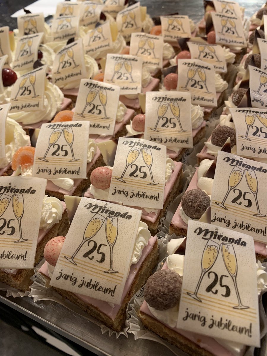 Vandaag een jubilaris binnen onze bakkerij. 
Miranda Rispens 25 jaar in dienst! Een echte gastvrouw met veel gedrevenheid en hart voor de zaak, en een zeer prettige collega! 

Miranda, bedankt voor jou inzet en op naar het 40 jarige jubileum! 🥳