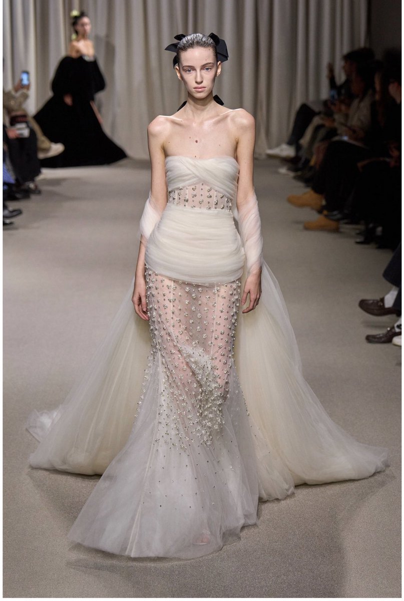 JulsV_M's tweet photo. Anoche me puse al día en desfiles couture y especialmente esta modelo en Giambattista Valli me dejó sorprendido para mal. La extrema delgadez en la industria nunca será un buen mensaje.
#PCFW https://t.co/L3uRA5VJ7H