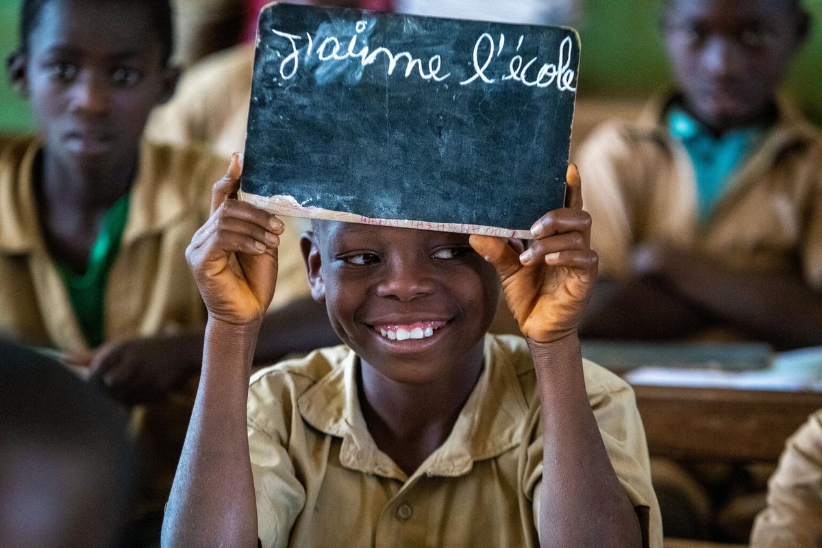 UNICEFAfrica's tweet photo. 📚✨En cette #JournéeDeLÉducation @UNESCO et @UNICEF appellent à plus d’efforts et des investissements équitables dans l'éducation pour une paix durable en Afrique. L'éducation est le fondement d'une gouvernance inclusive, du dialogue et de la paix. #ÉducationPourLaPaix https://t.co/Z1BQQ0y8nl