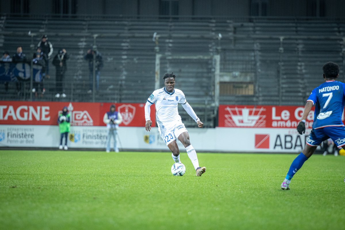 estac_officiel's tweet photo. 📸𝗟𝗮𝘀𝘁 𝗻𝗶𝗴𝗵𝘁🏟
#USCESTAC 🔵⚪️ https://t.co/yqJFlqVY7a