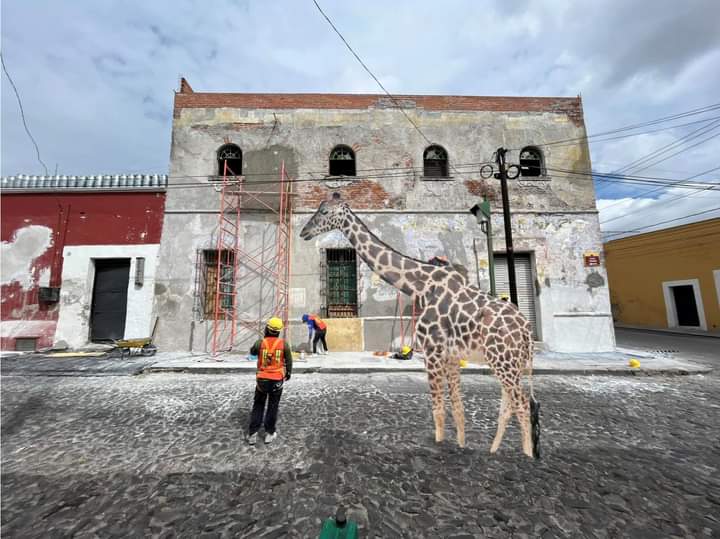 Pues #Benito anda por #Analco supervisando los avances de la pintura en las fachadas del barrio...
#CasaAnalco