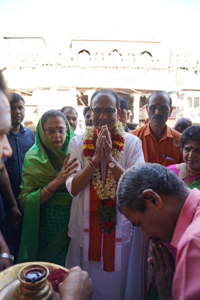ChouhanShivraj's tweet photo. आज तमिलनाडु के मदुरै स्थित प्रसिद्ध ���ीनाक्षी मंदिर में दर्शन का सौभाग्य प्राप्त हुआ।

मां की कृपा दृष्टि सभी देशवासियों पर बनी रहे, प्रत्येक व्यक्ति के जीवन में प्रसन्नता आए, यही प्रार्थना करता हूं। https://t.co/oKBzdXd2Br