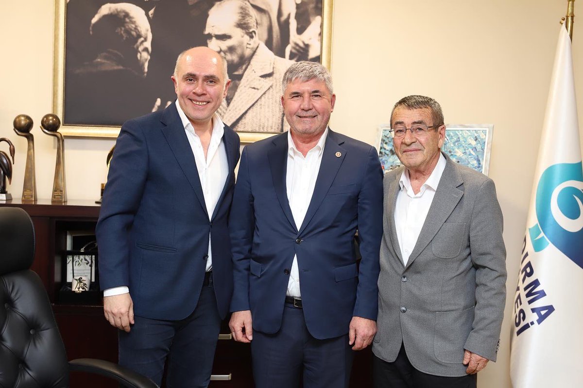BelediyeKIBRSCK's tweet photo. Kardeş şehrimiz Bandırma Belediyesinin İlçemize hediye ettiği makam arabasının devir teslimini yaptık ve plakamızı değiştirdik. 
Emeği geçen;Sayın Av. Tolga TOSUN ve çok değerli ekip arkadaşlarına ilçemiz adına sonsuz teşekkürlerimizi sunuyoruz. https://t.co/J2dZ0CKLrj