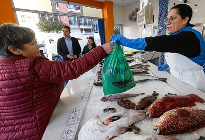 El titular de Mar pone en valor a coordinación entre el Centro de Investigaciones Marinas y los profesionales de la pesca y el marisqueo para cultivar en criadero especies que servirán para reforzar las poblaciones de los bancos naturales  noticiasvigo.es/la-xunta-defie…