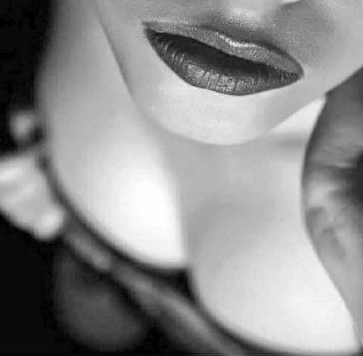 danabi_b's tweet photo. Una nuova vita
Un nuovo sogno
Un nuovo inverno da baciare
E questa carne che non si spegne
..questo cuore che non #siplaca
Come un fuoco che pervada ogni pensiero
O volere mio.
Il tuo sguardo come emblema
Su questa pelle che arde solo nel tuo nome.
#unTemaAlGiorno
DaniB🖤 https://t.co/vdkOTOfh9U