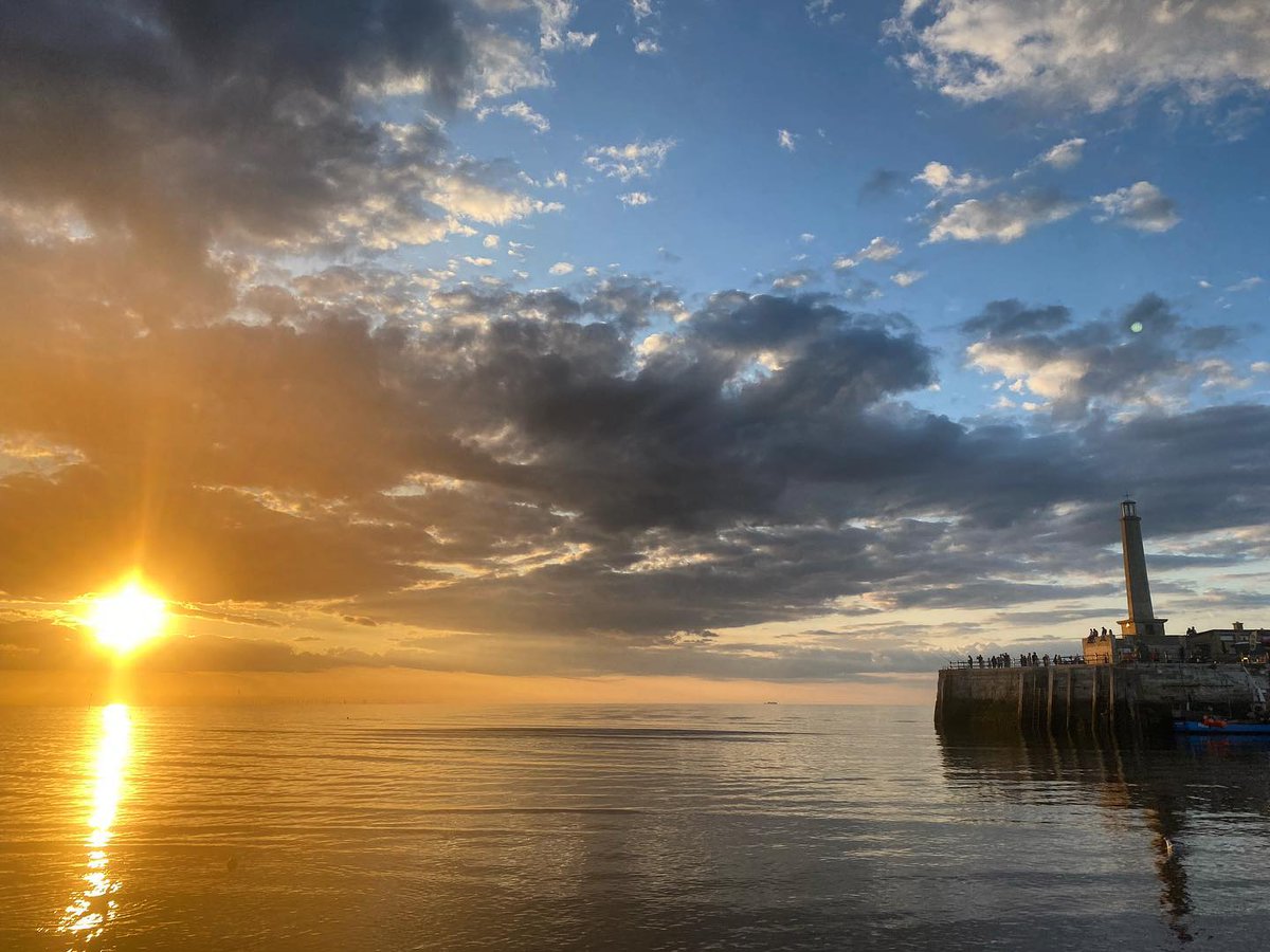 The sun is shining on this picturesque part of the Kentish coastline today, but who can be specific and tell us where we are for today's #MidweekMystery? 🌄 📸: @garveylongphotography on IG