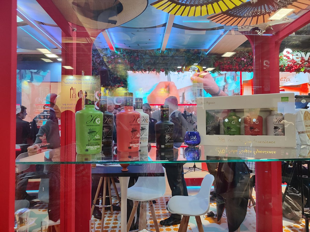 En el stand de <a href="/sevillaciudad/">Sevilla</a> en <a href="/fitur_madrid/">FITUR</a>, Hacienda Guzmán es símbolo de la gran riqueza gastronómica de la ciudad. Este stand es una ventana al corazón de Sevilla donde cada botella de nuestro aceite de oliva representa una historia de sabor, tradición y exclusividad.