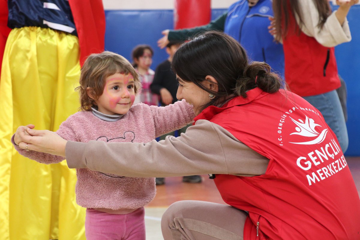 IgdirGM's tweet photo. Gençlik Merkezimiz ve Iğdır Belediyesi tarafından ortak  düzenlenen "Çocuk Şenliği"nde çocuklarımızın karne heyecanına ortak olup yarıyıl tatilinde birlikte eğlendik!🎈🪄
#MerkezimHerYerde
#AraTatilimGençlikMerkezi https://t.co/JmlBGfvtZy
