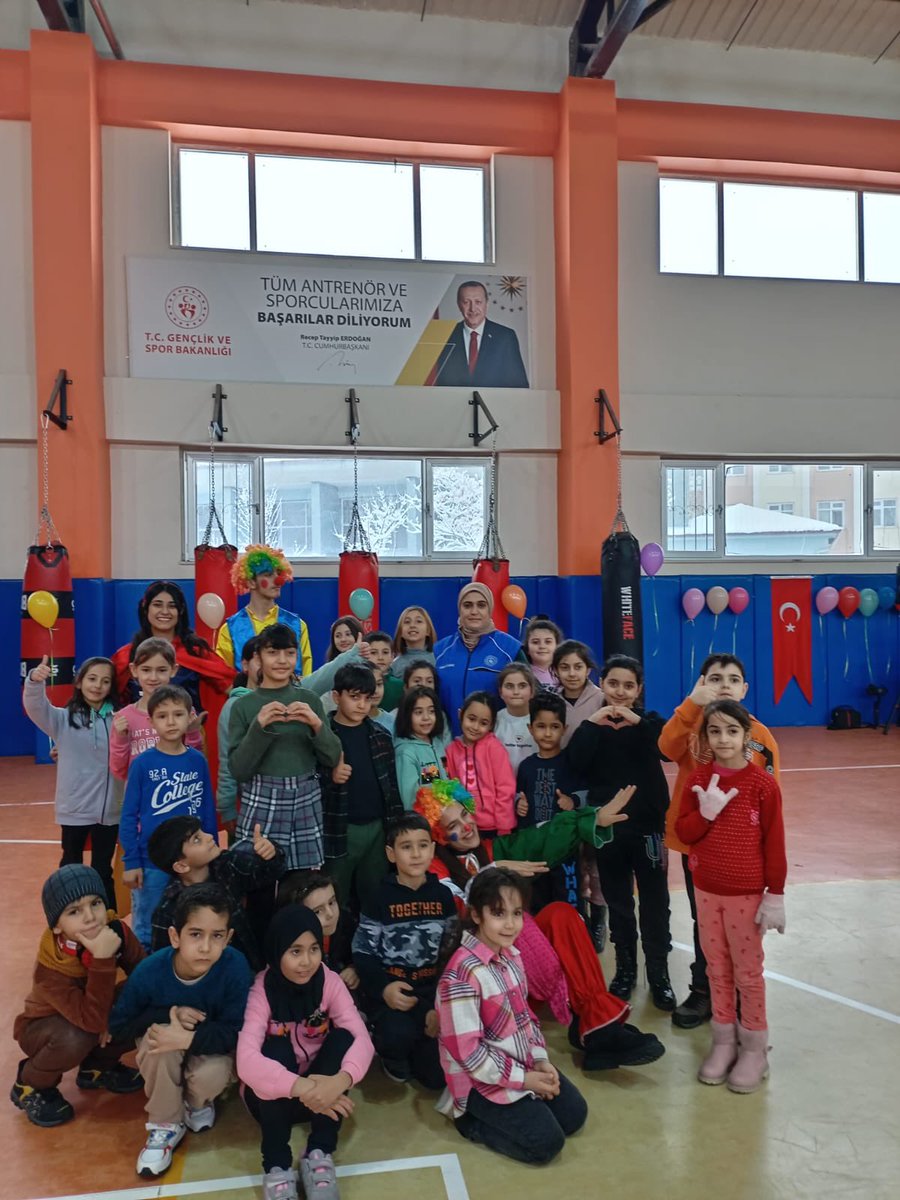 IgdirGM's tweet photo. Gençlik Merkezimiz ve Iğdır Belediyesi tarafından ortak  düzenlenen "Çocuk Şenliği"nde çocuklarımızın karne heyecanına ortak olup yarıyıl tatilinde birlikte eğlendik!🎈🪄
#MerkezimHerYerde
#AraTatilimGençlikMerkezi https://t.co/JmlBGfvtZy