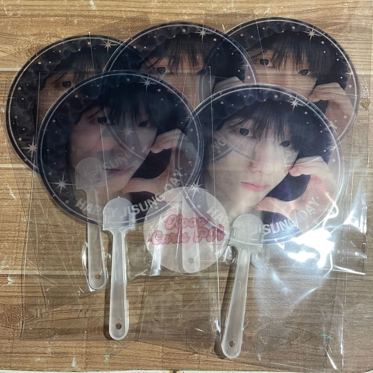 kpopcartsph_'s tweet image. TRANSPARENT FANS AVAILABLE 🫶
Sold 30pcs of TY transparent fans without handle
Sold 5pcs of JS transparent fans w/ handle 

✅ retail and bulk orders available
✅ affordable price
✅ high quality print

Pm us to order.
#kpopmerch #customized #kpopcartsph #printingservices #NCT
