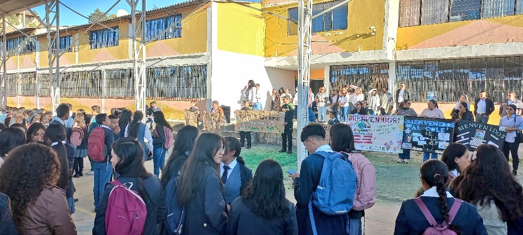 PoliciaBoyaca's tweet photo. En este regreso a clases desde #Gameza, trabajamos para generar entornos educativos seguros para el sano desarrollo de las niñas, niños y adolescentes del departamento de Boyacá. #DiosYPatria https://t.co/FKPeV2VoxR