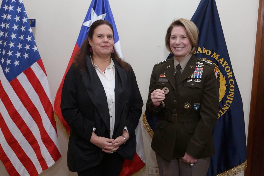 Sin pudor alguno. Es lo que más repugna.
Solo faltó el retrato del abuelo, como fondo...para hacerlo más grotesco...