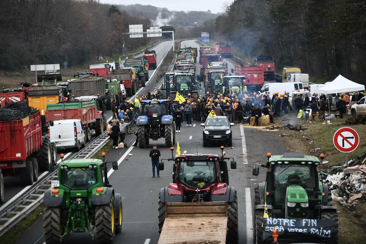 InfosFrancaises's tweet photo. "NOTRE FIN SERA VOTRE FAIM" : La mobilisation des agriculteurs, partie d'Occitanie il y a une semaine, s'étend partout en France. Les blocages des autoroutes et des grands axes se multiplient.
"D’ici vendredi, près de 85 départements vont mener des actions", annonce la FNSEA.
Le gouvernement promet des annonces "dans les jours à venir".