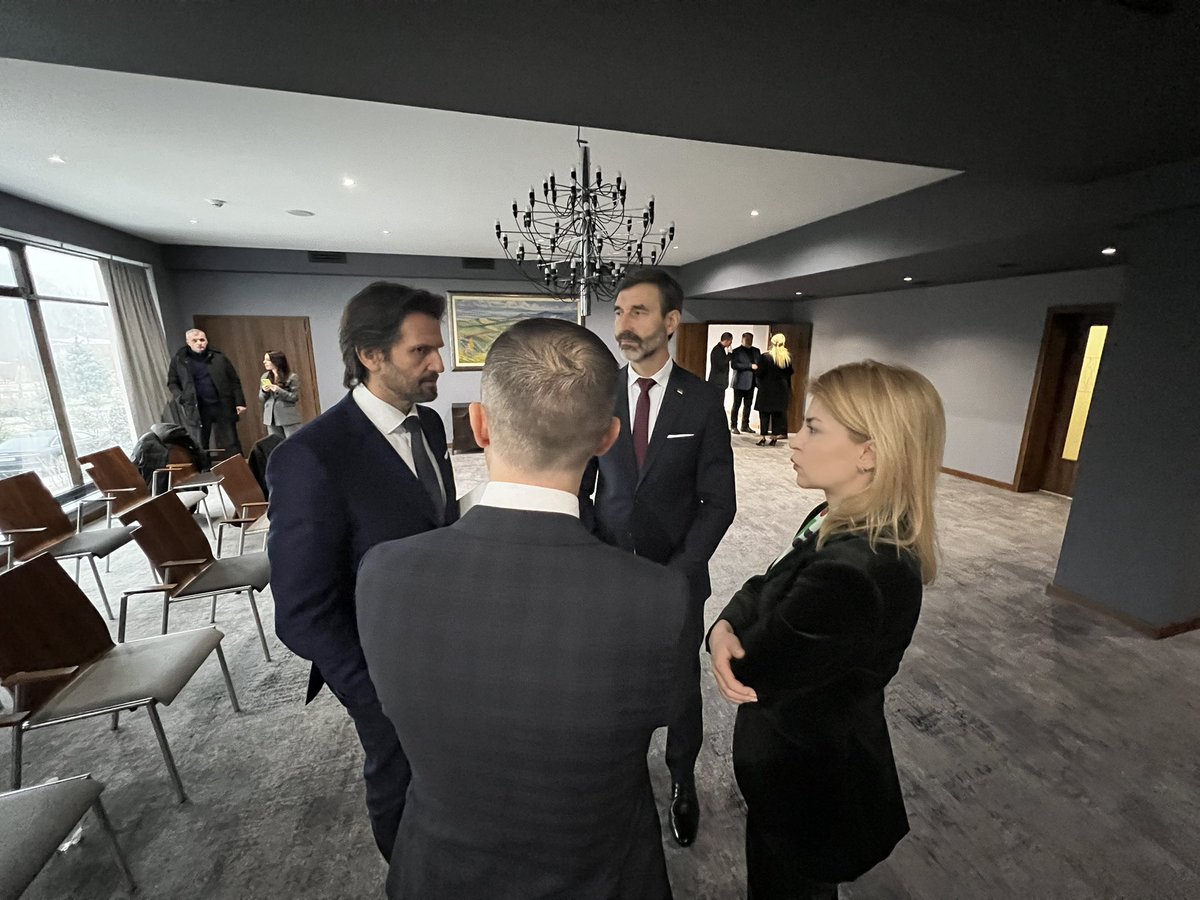 #Slovakia will continue to support 🇺🇦on the way to EU membership. 

Today in Uzhgorod 🇺🇦🇸🇰Prime Ministers talked about enhancing pragmatic cooperation that will be beneficial for both our nations. 

Thankful to 🇸🇰 for support of the #Ukraine Facility. It's vital for 🇺🇦 survival.