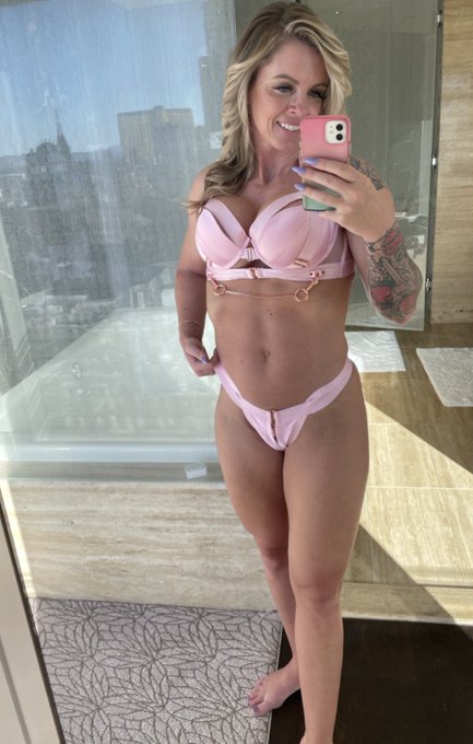 Pretty in pink 🌸 https://t.co/Aap7256oIg