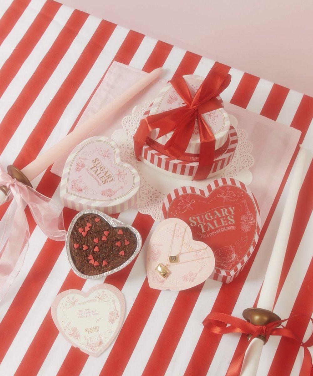 pinku_tai's tweet photo. Sugary Tales Box Set 🎀 ดีจ์งามเท่าที่อ่านมาคือคนที่สั่งจะได้ 2 กล่องทั้งสีเเดงเเละสีชมพูเลย กล่องของ OLDSCHOOL BROWNIES จะมี Brownies รส Original ส่วนกล่อง YVIS ด้านในจะมีสร้อยคอ 2 เส้น มีให้เลือกทั้งสีเงินเเละสีทอง💐 จะใส่เดี่ยวหรือใส่คู่แฟนก็มุ้งมิ้งดีนะ 🩷❤️ https://t.co/RqNZ5FcMEX