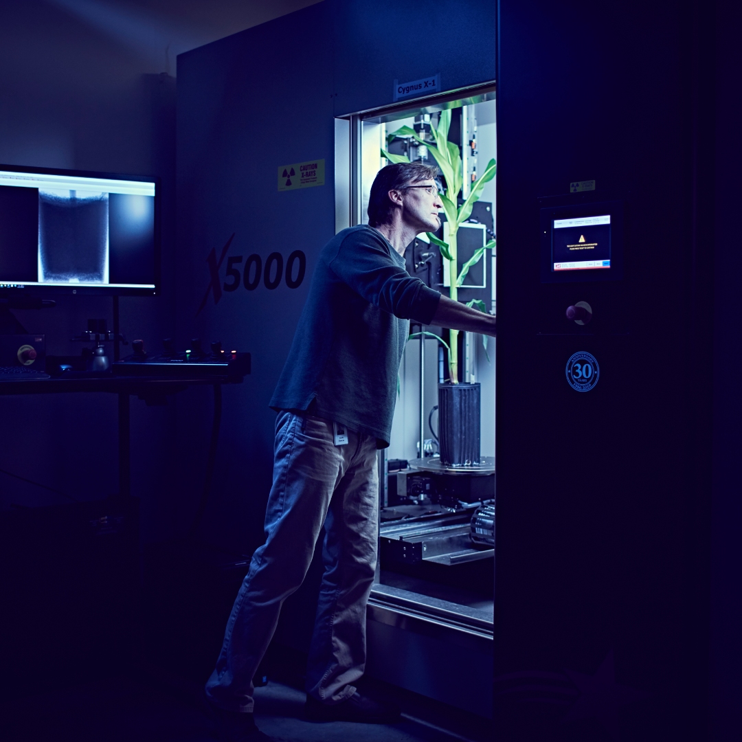 Danforth Center (@danforthcenter) on Twitter photo Research Scientist @CygnusPlantXray is pioneering new ways to use top-of-the-line X-ray microscopy tech. “Every day I come into work, I see something that no one else on the planet has ever seen before” he says.
More via <a href="/zeiss_micro/">ZEISS Microscopy</a>: loom.ly/UMrzIGQ Research Scientist @CygnusPlantXray is pioneering new ways to use top-of-the-line X-ray microscopy tech. “Every day I come into work, I see something that no one else on the planet has ever seen before” he says.
More via <a href="/zeiss_micro/">ZEISS Microscopy</a>: loom.ly/UMrzIGQ