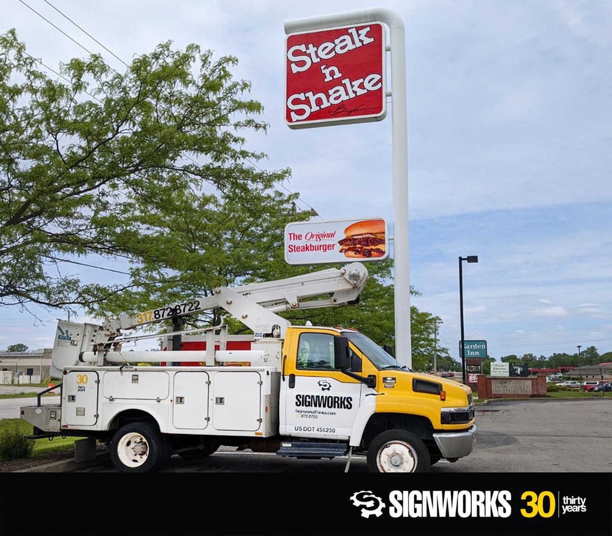 Hundreds of new sign faces beings installed for our friends with THE BEST milkshakes in America! Thank you Steak 'n Shake for trusting Signworks with your brand!

What can we create for you?
SignworksThinks.com

#SignsThatWork  #SignsAndMarketing #Branding #Marketing #Signs