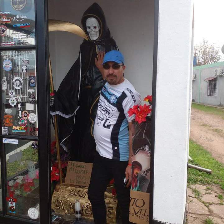 Farre: la puta madre porque se me lesionan todos los centrales????

Yo en mí patio haciendo una macumba para que traigan refuerzos: