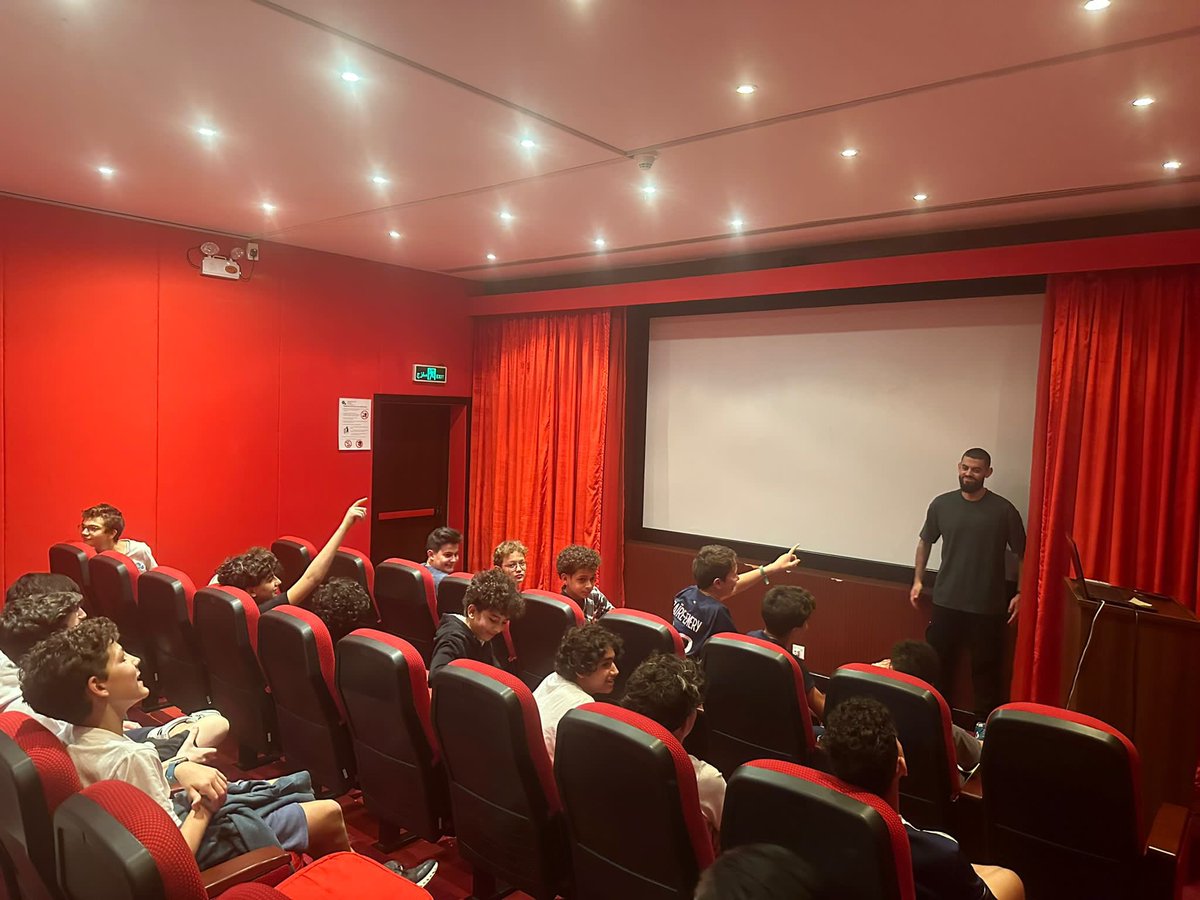 kr6futsal's tweet photo. SHARING IS CARRYING !
Un bon moment de partage et d'échange avec les jeunes du lycée français d’AL Khobar #LFIK
Merci à tous pour l’accueil et pour l'invitation, on compte sur vous pour le soutien à la coupe du monde de futsal ✌🏻 https://t.co/3OCjdLyfjI