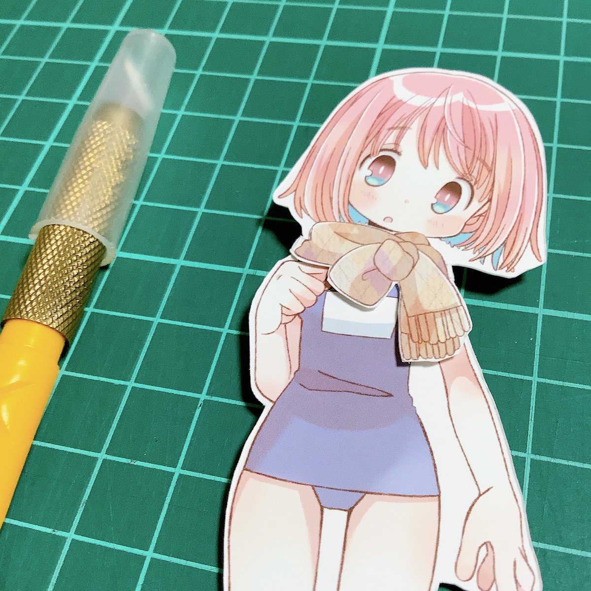 「本日の工作部 着せ替え水着マフラーちゃん」|ひよぷこのイラスト
