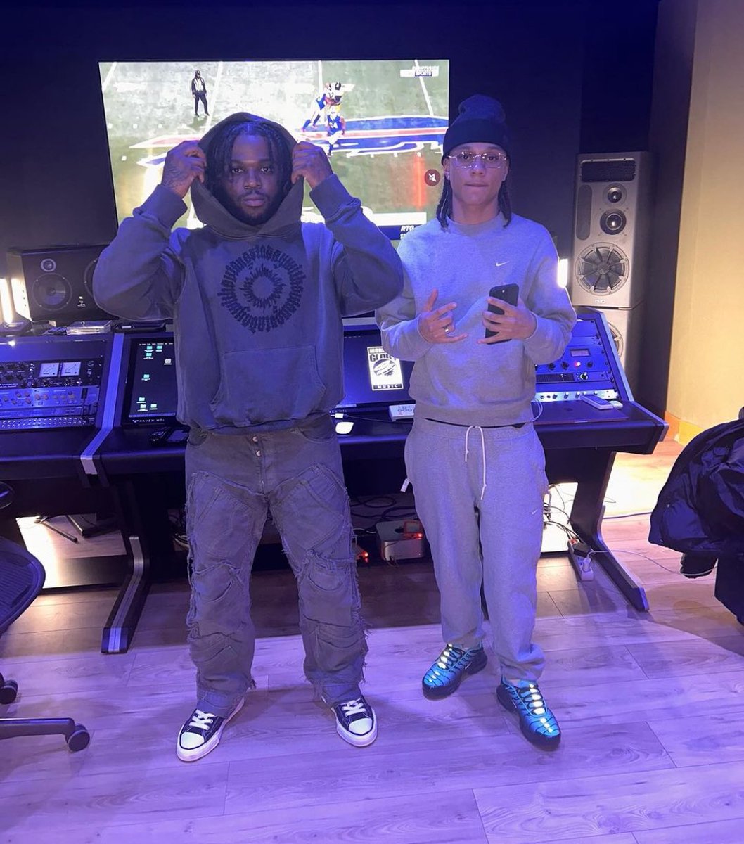 Dynam_Hit's tweet image. Un featuring a été enregistré entre Blanco 🇬🇧 et Favé 🇫🇷 lors du passage du rappeur anglais à Paris 🤝