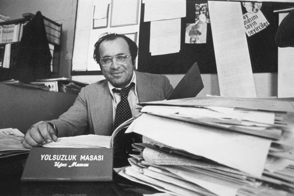 “Haklıdan yana değil, güçlüden yana olanlar; korkak ve kaypak olurlar. Güç merkezi değiştikçe dönerler; fırıldak olurlar.” #UğurMumcu, 31 yıl önce bugün uğradığı suikast sonucu hayatını kaybetti. (24Ocak 1993) Saygıyla anıyorum