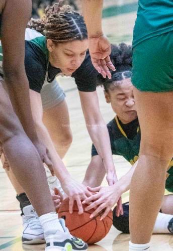 MTB_Bball's tweet photo. Siarah has been playing at a high clip for the past few months. All the way in Champagne Illinois she’s been representing @OCPAthletics &amp; @EssenceGirlsBB . Way to go @Sisiocp we are proud of you. https://t.co/ms8UW6lMeO