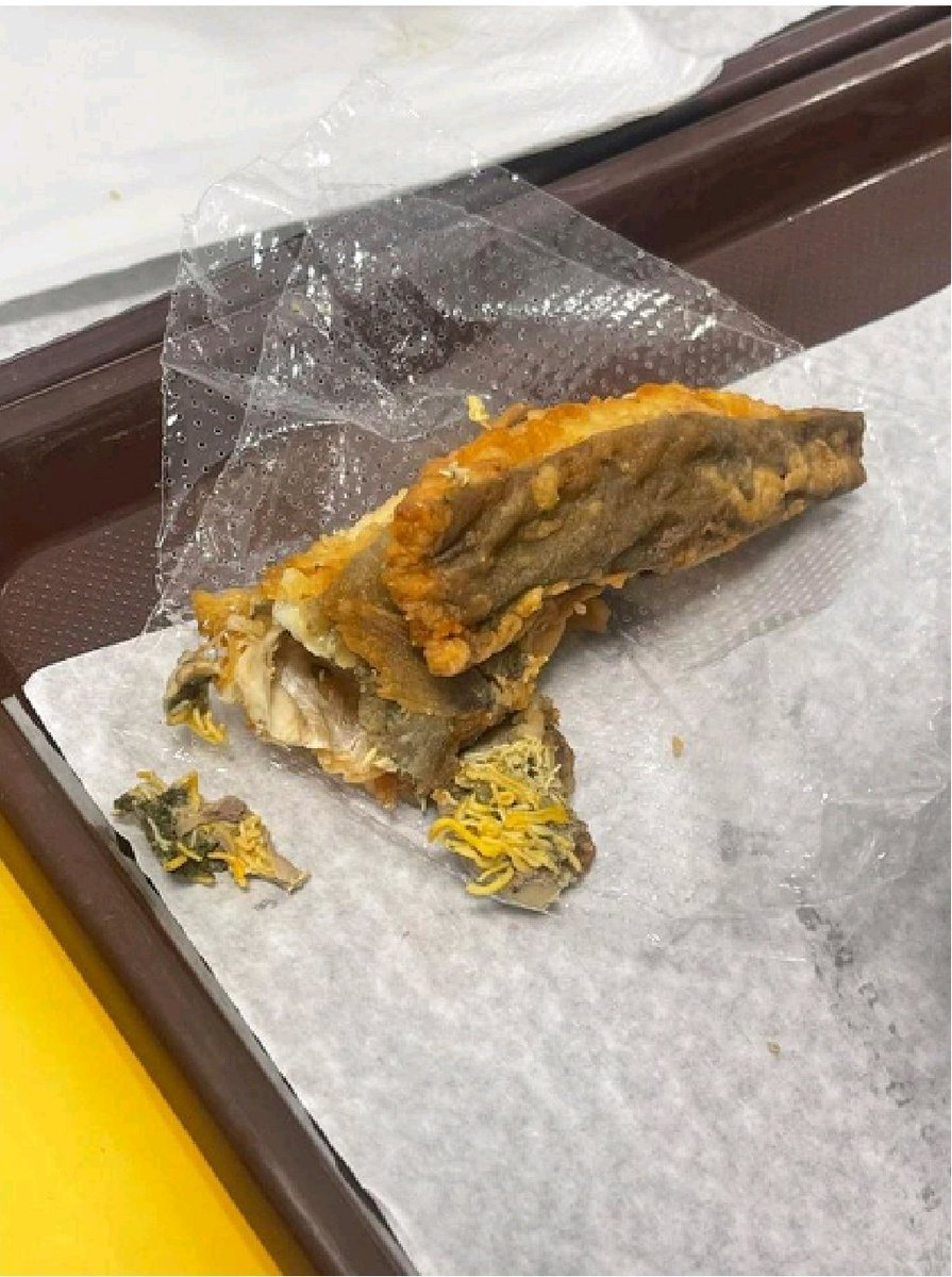 Almoço do dia 22 de Janeiro servido na Escola Básica e Secundária da Bemposta em Portimão.
A sra. diretora da escola - Dra. Sandra Tenil - quis falar com as crianças individualmente sobre o  facto de terem tirado fotos e terem enviado aos encarregados de educação.
Onde andam as