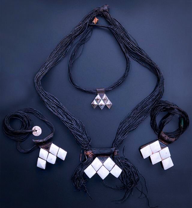 HamadineAg's tweet photo. #Khumeïssa_ⵆⵓⵎⴰⵢⵙⴰ
Le collier Khoumeïssa est un pendentif élégant porté par les femmes touarègues. Les cinq morceaux de coquillage qui le composent symbolisent les cinq grandes zones géographiques touarègues, à savoir l'#Adagh, le #Hoggar, l'#Ajjar, l'#Azawagh et l'#Aïr. https://t.co/VVBHaATN4i