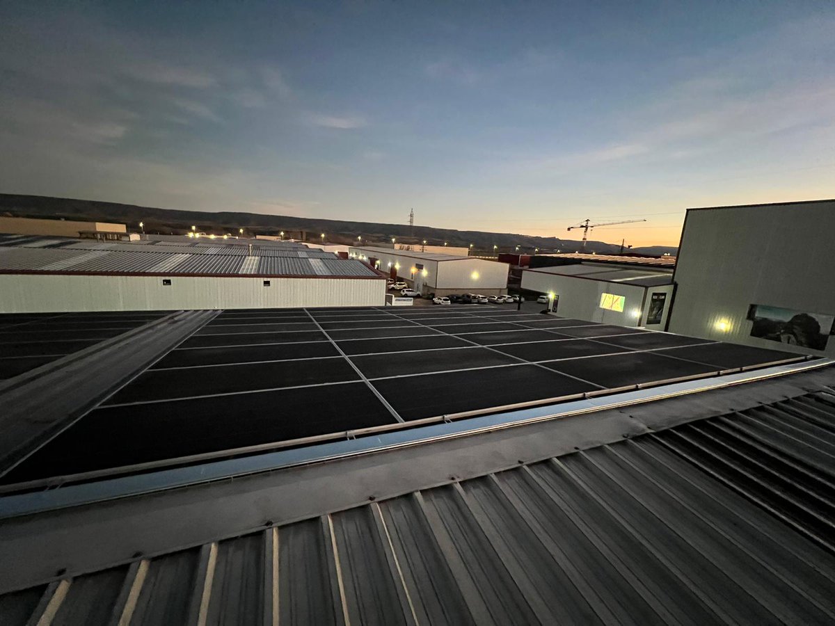 Nuestra fábrica🏭 ha vivido una #revoluciónenergética hacia un futuro más limpio y #sostenible. Hemos instalado 105 kWp que compensarán unas 2.400 toneladas de CO2 💨, salvará unos 39.479 árboles, y evitará 1.042.453 de consumo de petróleo. 

Súmate☘️ con @Neolux_energy
