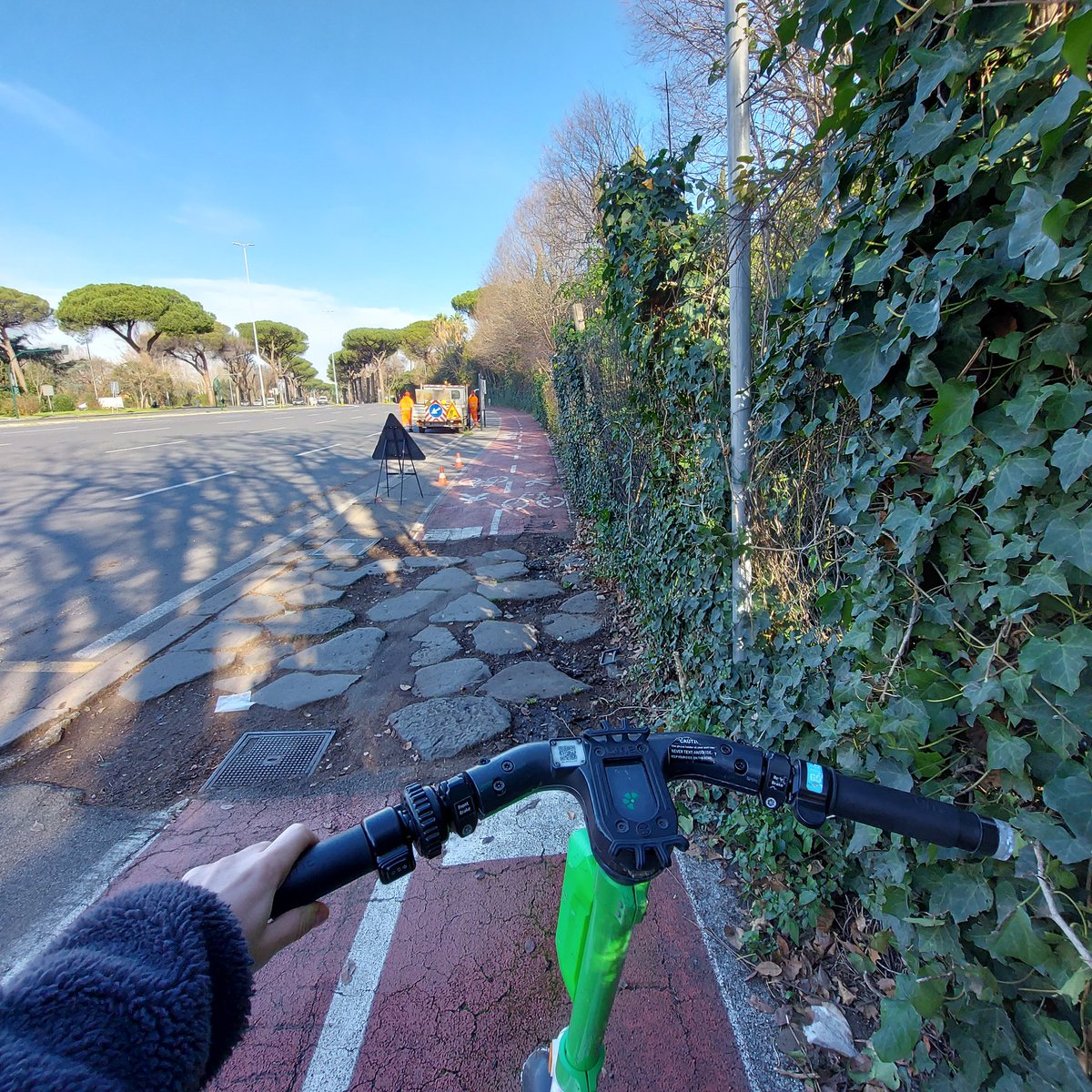 shoulderstrapss's tweet photo. Cose che succedono solo a Roma:
rischiare di morire col monopattino inciampando un un basolato millenario (che interrompe senza alcun avviso la ciclabile) :D
@SalvaiciclistiR @GRAB_Roma @gualtierieurope https://t.co/IJkSYfd5H0