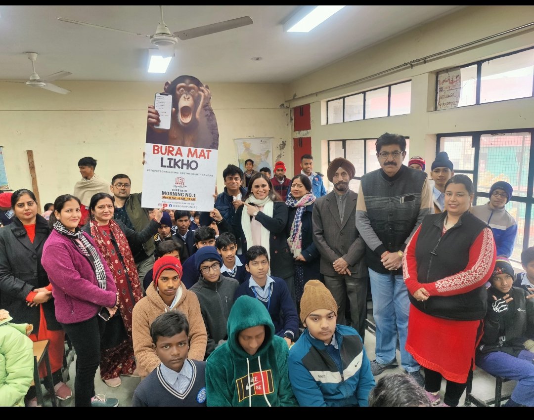 gmhs49's tweet photo. @SchoolEduChd Red FM's "Bura Mat Likho" Morning Show Campaign, led by RJ Anubhav and Megha,Cyber Trainer Gurcharan Singh  addressed the critical issue of cyberbullying at GMHS49 D CHANDIGARH alongwith  Headmistress Ms Darshanjit Kaur. Students took a pledge against cyberbullying https://t.co/XqHkm5E9ZM