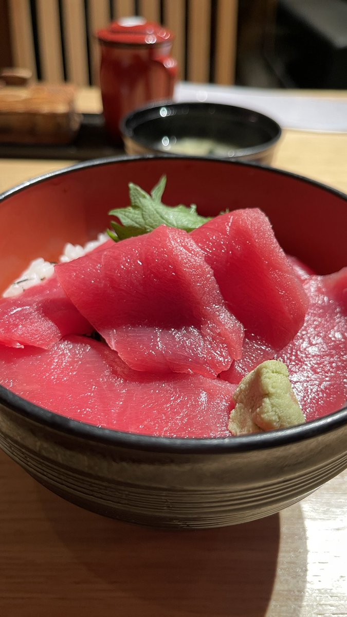 新千歳空港の国内線ターミナル3Fにある「どんぶり茶屋」。
ここでは、新鮮な海鮮を使った海鮮丼を食べることができるのがとても魅力的です。
味もとても良く様々な種類の海鮮丼が用意されているのも良い点です。
私が行った時はマグロが大好きなので鉄火丼を実際に注文してみました。