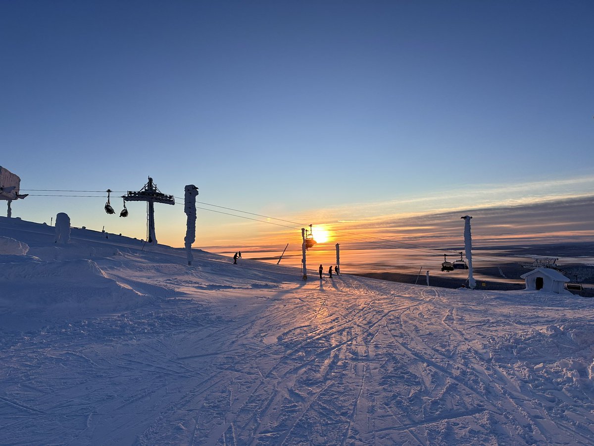 keirving's tweet photo. Gondola 2000, Levi, Lapland. The perfect day to catch the sunrise #levilapland #inghams #inghamslapland #gondola2000 https://t.co/8vQWgHfgMm