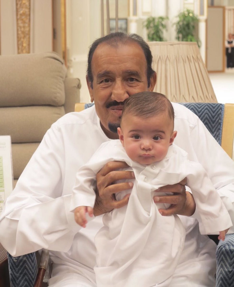 صوره سابقه ..
مولاي #خادم_الحرمين_الشريفين حفظه الله
حاملاً بين يديه الكريمه الأمير محمد بن سلطان
بن محمد بن مشعل بن عبدالعزيز  ..
.

snapchat.com/add/alsaud1ksa