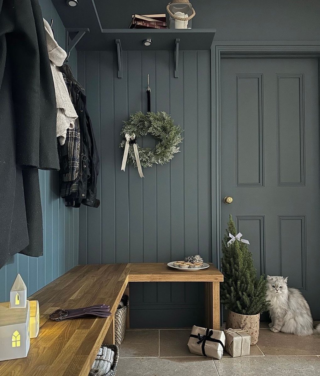 We are in ❤️with #InchyraBlue from Farrow & Ball. Which room would you use this colour in?

#paintinganddecorating #farrowandball #decor #homestyle