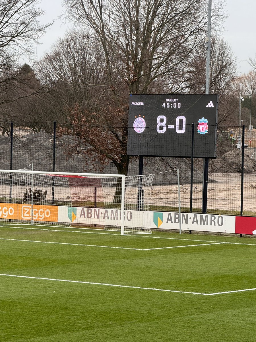 Ruststand Ajax O18 - Liverpool O18 #ajaliv Bizar… Ajax speelt heel erg goed, maar Liverpool onthutsend slecht..