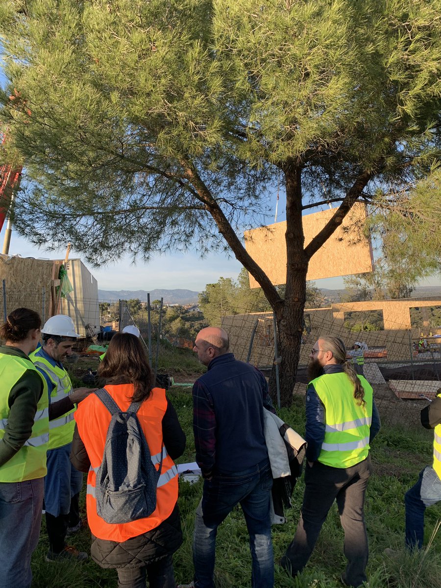 sistemamodulab's tweet image. Encantados de recibir a la UPM Montes y su Master de Madera al montaje de la casa Las Matas. 
#mastermadera #modulab