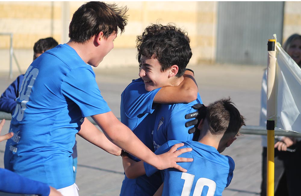 El infantil B de la Escuela Bahía se impuso al Cefated con un gol postrero de Iker Cruz al transformar un penalti.
deportedelaisla.com/2024-01-24/san…