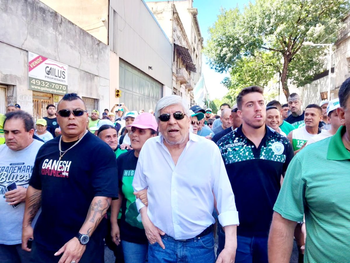 cgt_camioneros's tweet photo. 📌 ARGENTINA #24E 
📍 CAMIONEROS MARCHA 

EL secretario general de Camioneros, #HugoMoyano el adjunto #PabloMoyano junto al consejo directivo movilizan a Congreso en rechazo a las políticas de @JMilei https://t.co/9EFmqK69wP