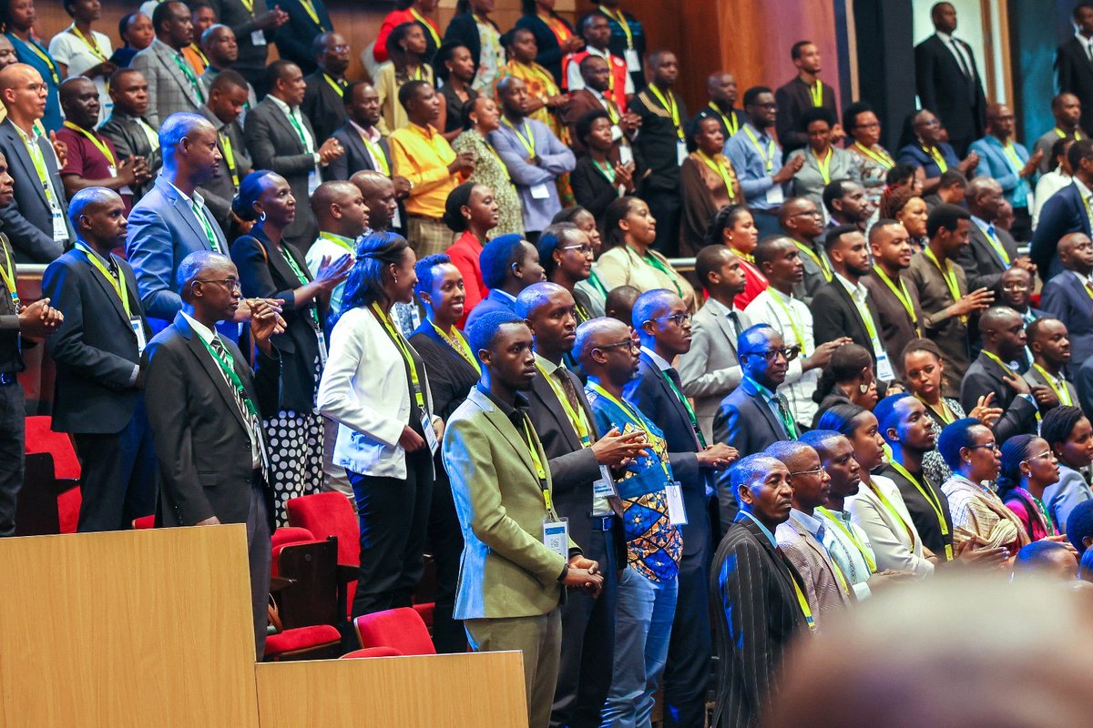 Ngabo_Karegeya's tweet photo. "Nishimiye Guyumirwa mu Umushyikirano ku inshore ya 2 mu ubuzima bwanjye, nakuyemo amasomo menshi harimo Kuba uwo ndiwe no gukomeza kubiharanira, Guca bugufi, gukunda Aho nkomoka, no kudatagereza ubufasha cg abangirira imbabazi. ". 

#Umushyikirano2024
Amata Aduhame ✊🏿❤️🇷🇼 https://t.co/Rr6Nm59dsN