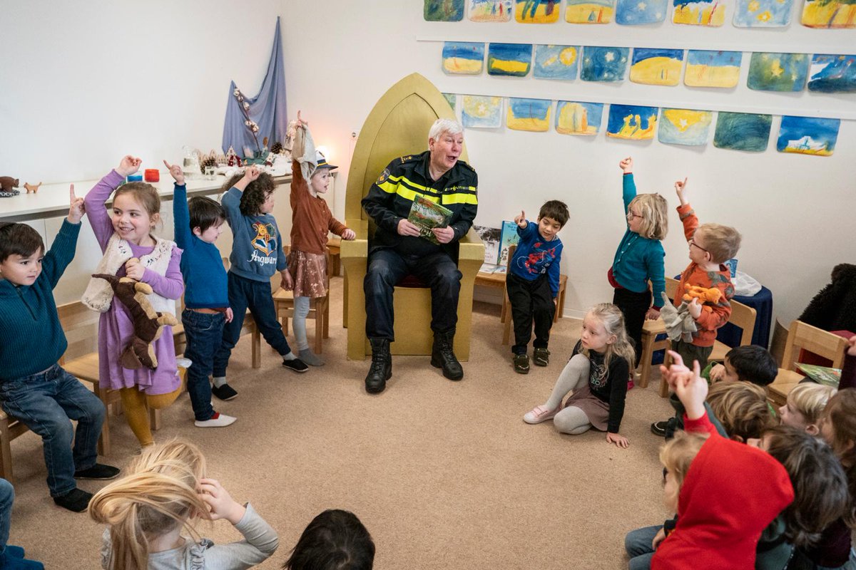 Vanochtend had ik de eer om voor te lezen op basisschool De Driestroom in Den Bosch. Samen met de leerlingen ontdekte ik het avontuur van 'Help! Een verrassing!' De jeugd heeft de toekomst, daarom blijft het waardevol om in die speciale band te investeren. #NationaleVoorleesdagen