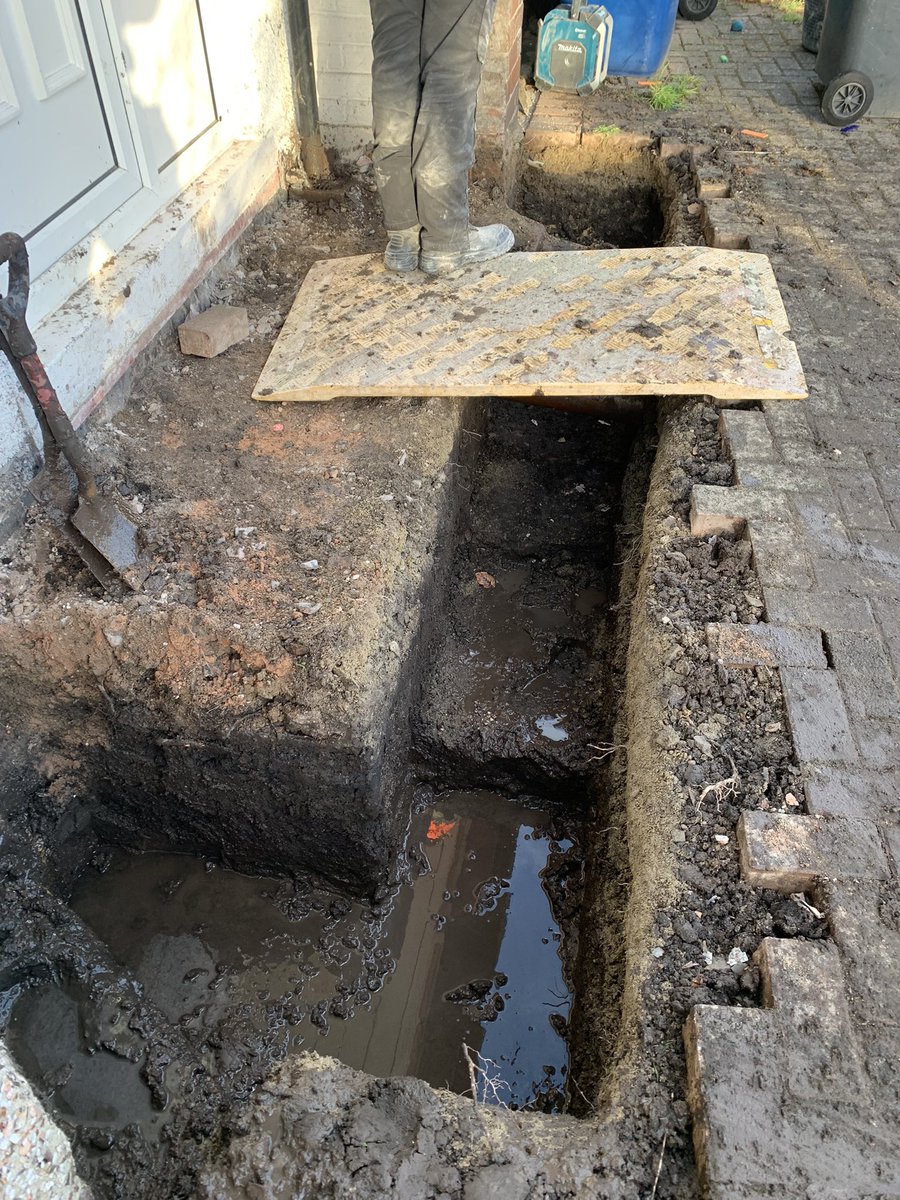 MaintenanceLowe's tweet photo. @Wiggy84 and his apprentice @georgeh24686356 doing a small porch up Brandlesholme. 
Footings dug out, concrete footings laid, internal and external brick/block built up to DPC (Damp Proof Course) https://t.co/zTVULzDEun