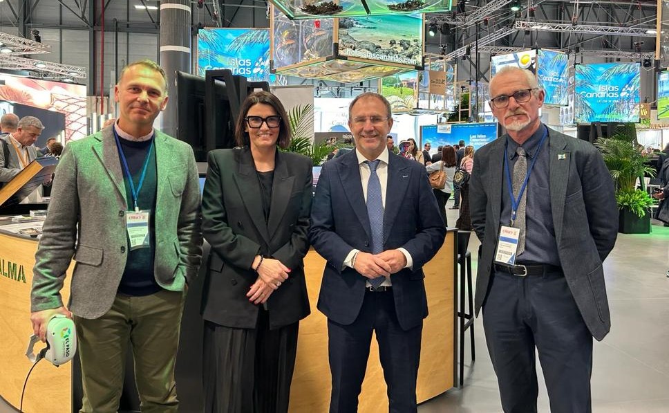 El Paso presenta en Fitur el Centro de Visitantes e Interpretación en realidad virtual del Volcán de Cumbre Vieja. elapuron.com/noticias/munic…

#elpaso #FITUR2024 #centrovisitantes #realidadvirtual #volcancumbrevieja #LaPalma