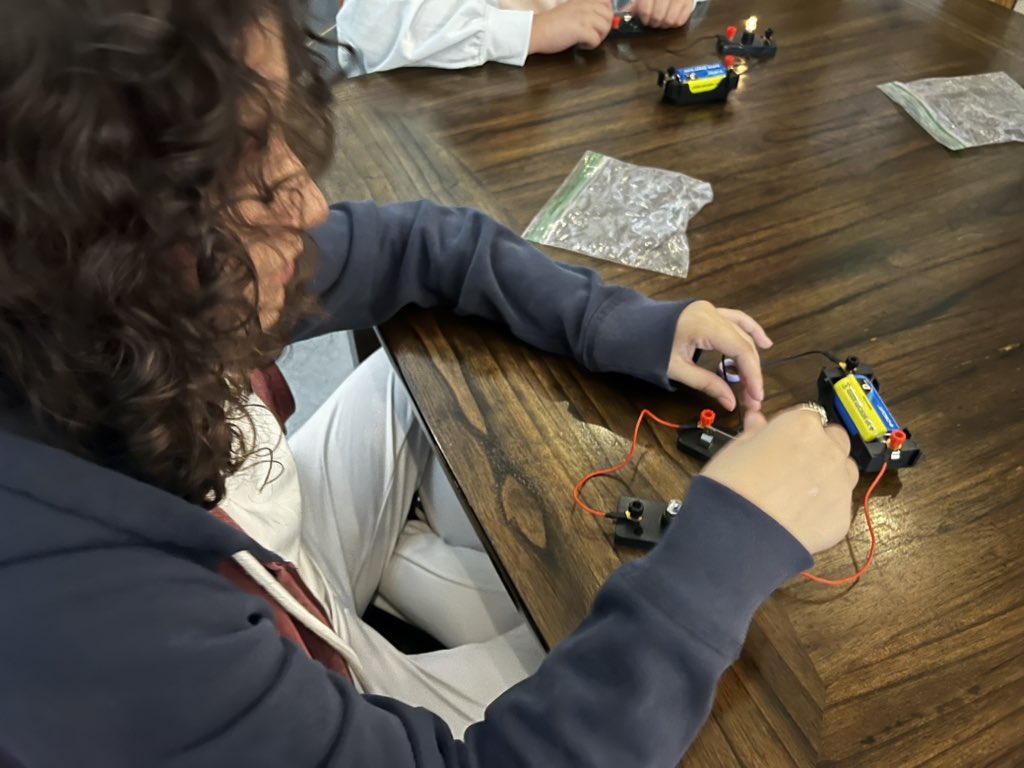 MillsLoree's tweet image. Best way to learn about circuits? Try to build one with no instructions! Best day ever @TimbercrestElem #MrsMillsClass #vcsscience